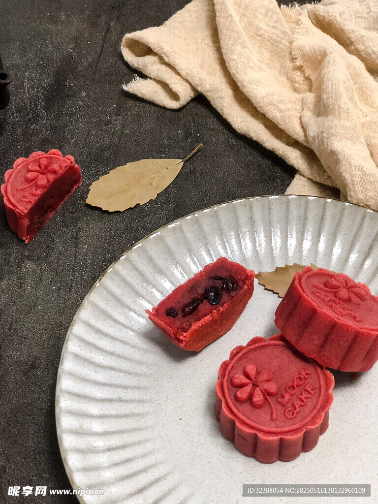 传统美味月饼摆放在盘上