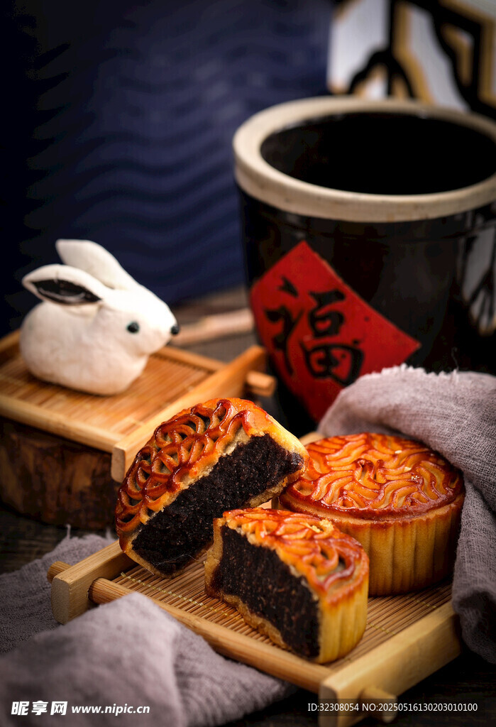 传统美味月饼与白兔摆件