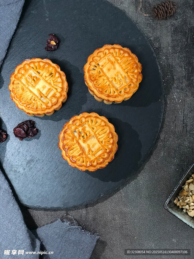 美味传统月饼摆拍展示