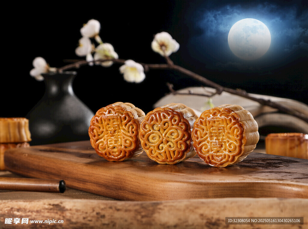 中秋月饼与月夜雅致景象