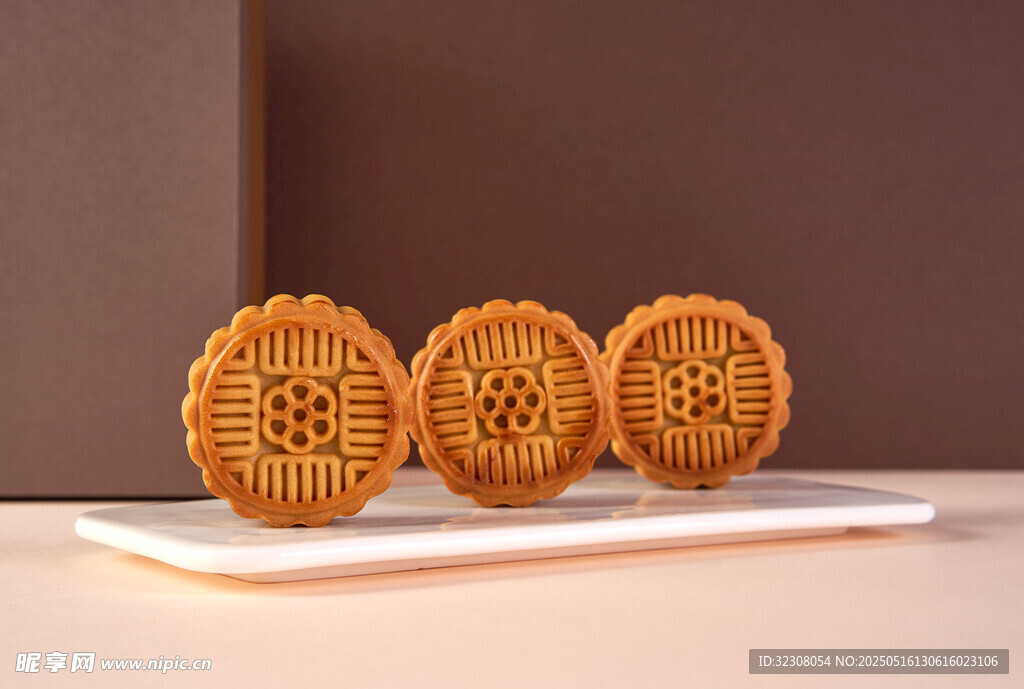 传统美味月饼摆放在盘上
