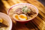 日式拉面配溏心蛋等食材