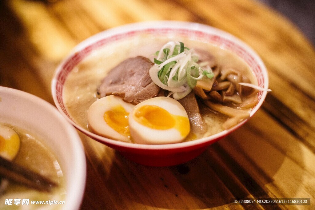 日式拉面配溏心蛋等食材