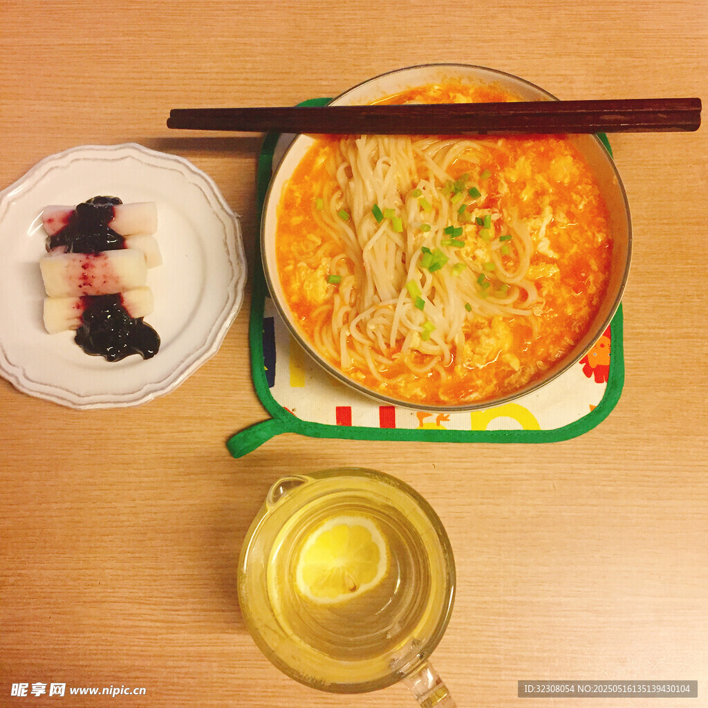 美味汤品搭配精致小菜