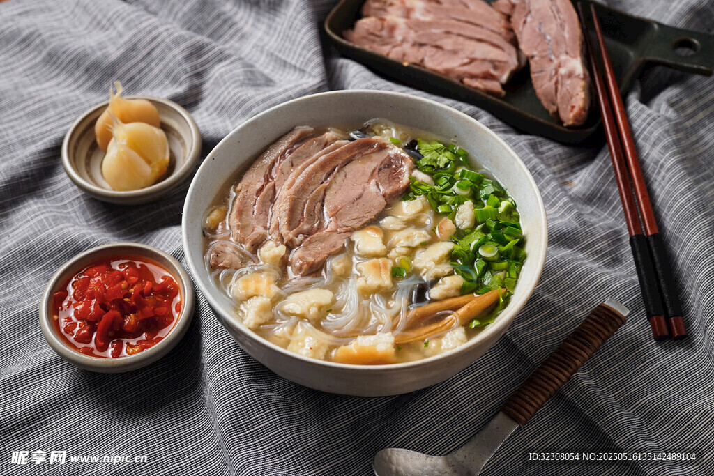 美味丰盛的特色肉片汤面