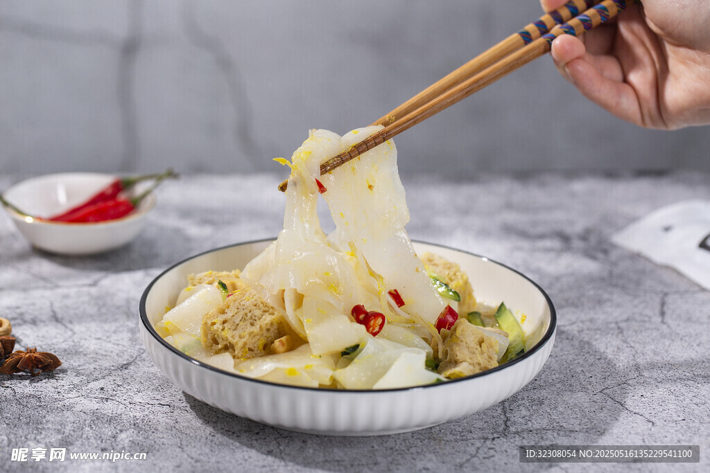 筷子夹起爽滑美味土豆粉
