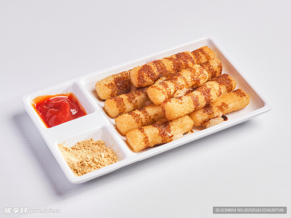美味炸豆腐配蘸料与配菜
