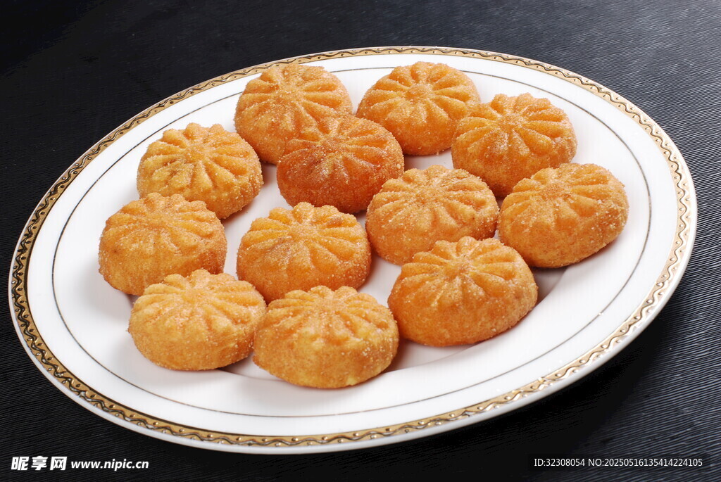 美味南瓜饼摆于盘中