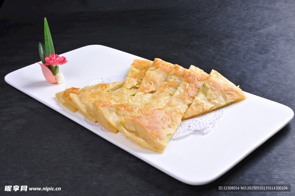 美味煎饼摆于精致白盘