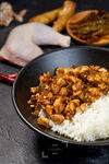 锅中美味鸡肉盖浇饭
