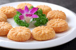 精致糕点摆花饰于盘