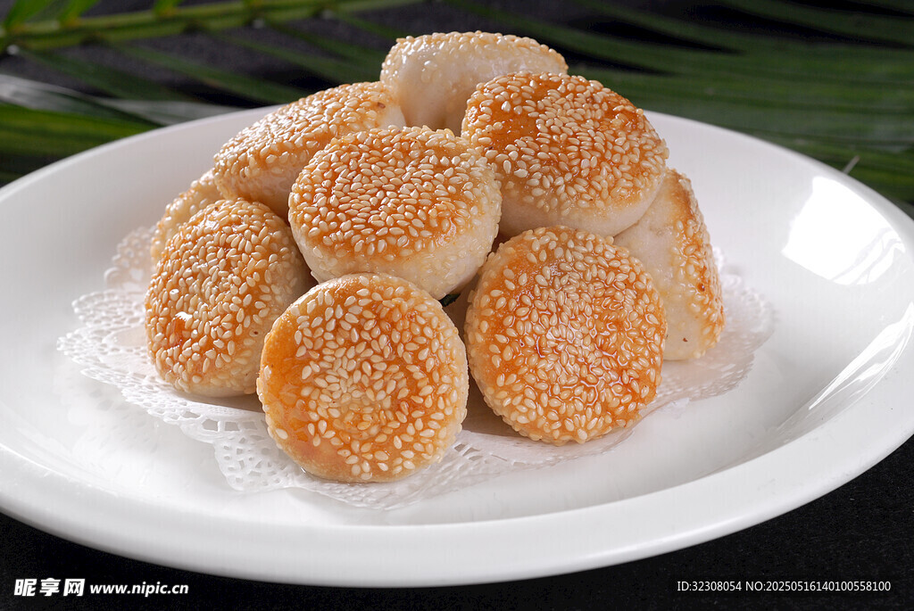 芝麻圆饼摆于白盘上