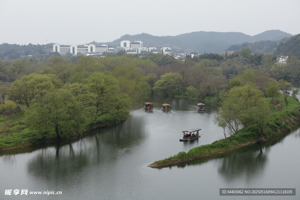 河畔小船 青山绿水好风光