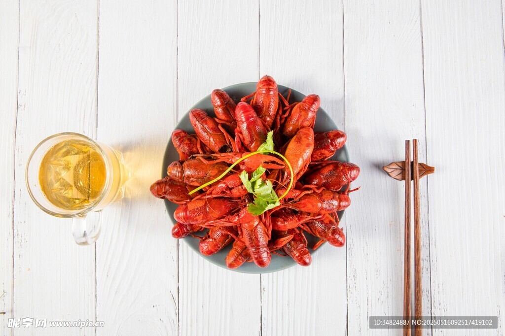 一盘美味小龙虾配饮品