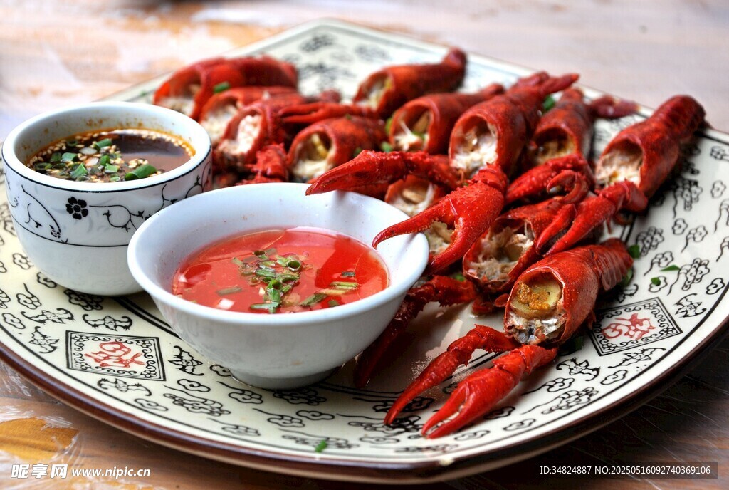美味小龙虾配特色蘸料