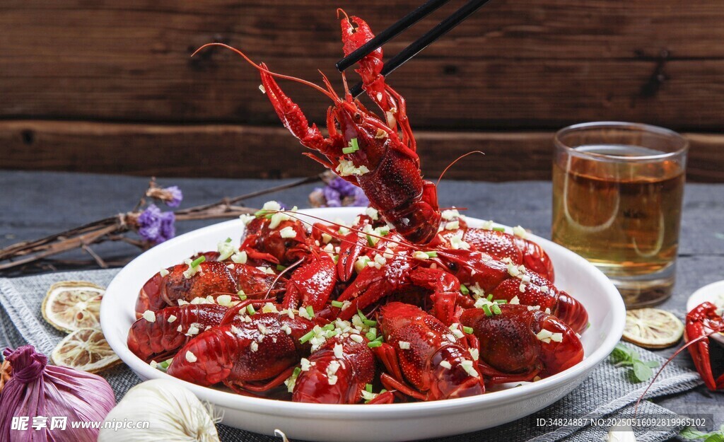 美味小龙虾诱人上桌