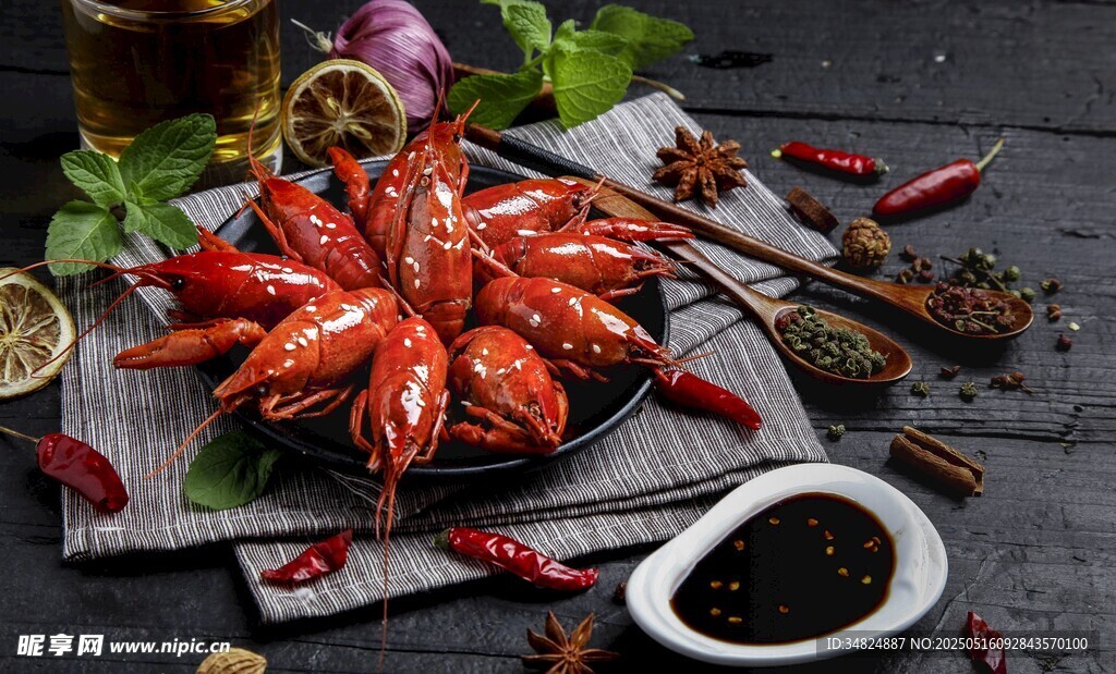 美味小龙虾摆盘诱人