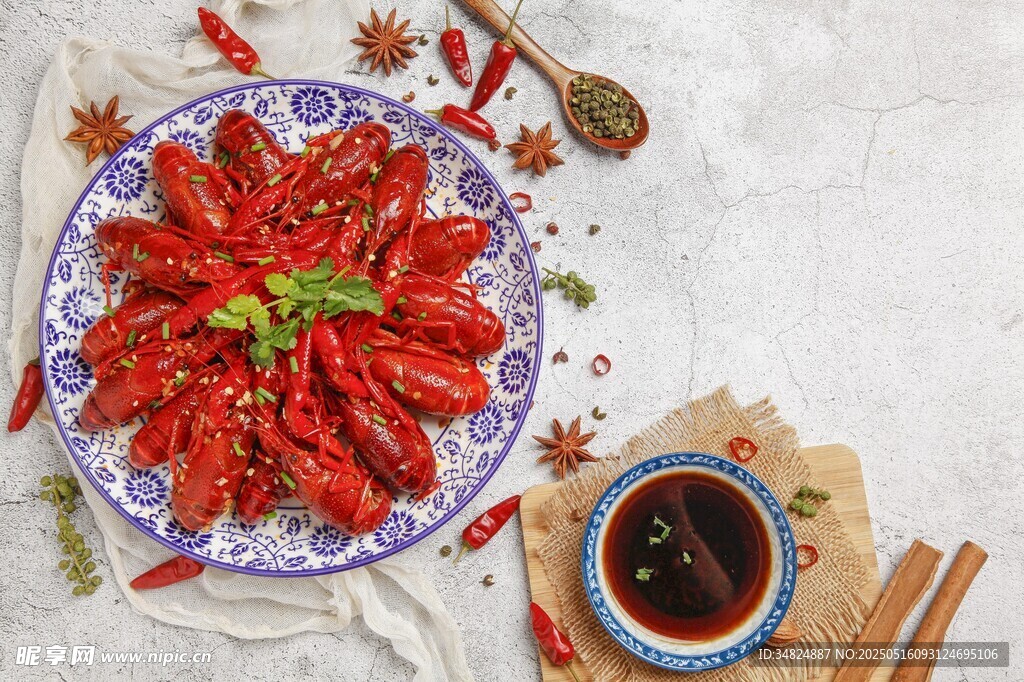 美味小龙虾配特色蘸料