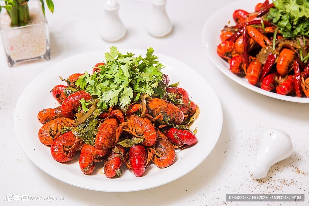 美味小龙虾配翠绿香菜