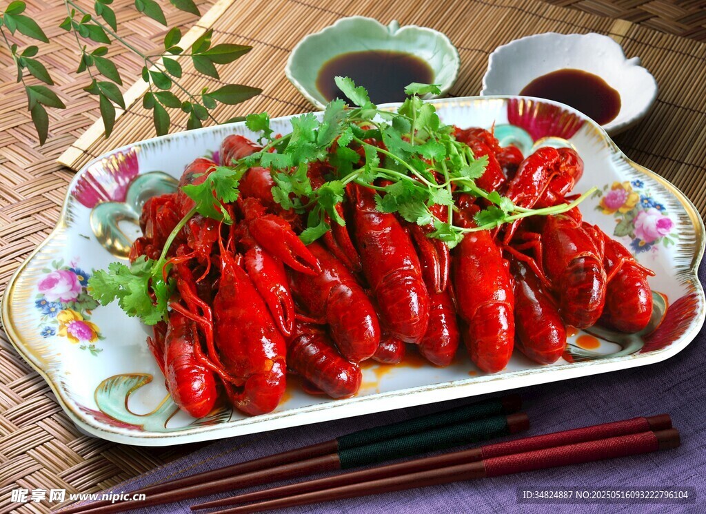美味香辣小龙虾摆盘精致