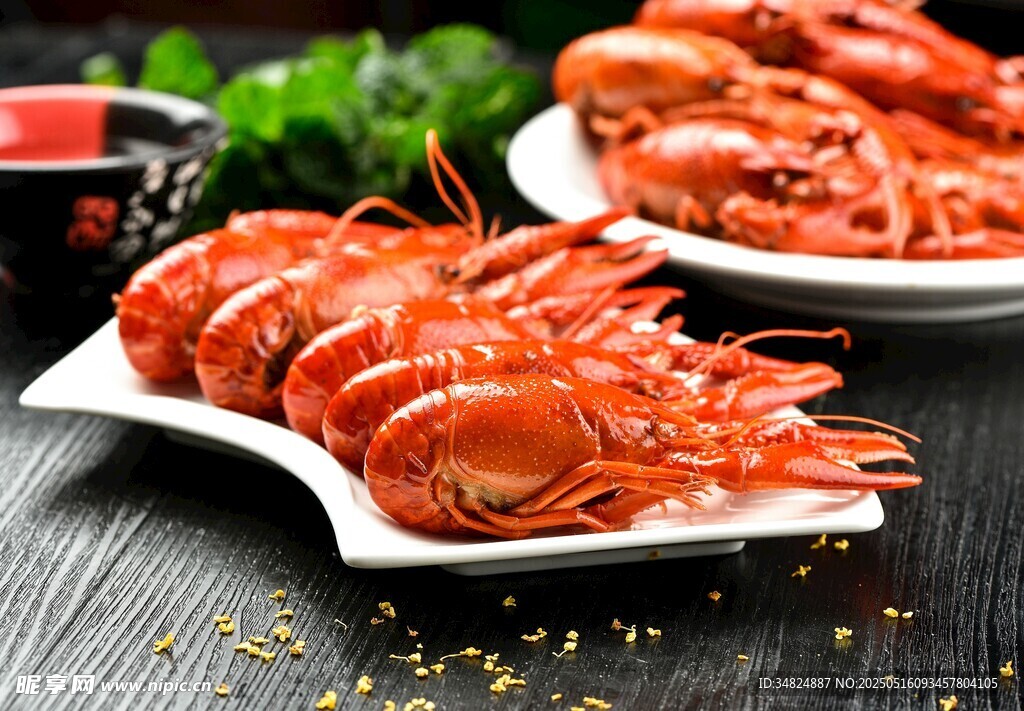 美味小龙虾摆盘诱人