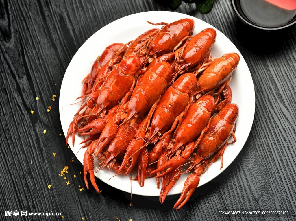 美味小龙虾摆放在白盘上