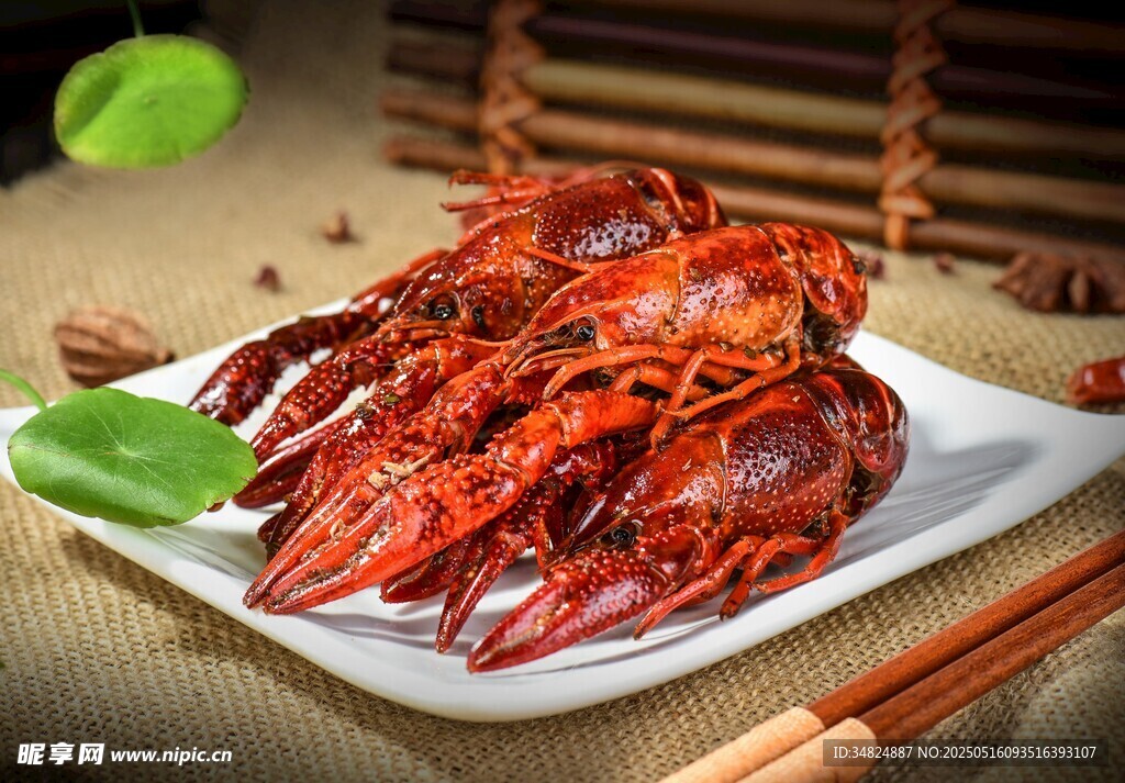 美味小龙虾摆放在盘中
