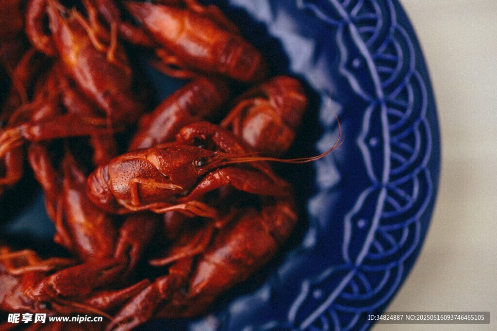 蓝盘里的美味小龙虾