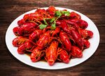 美味小龙虾摆放在白盘上