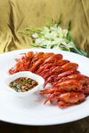 美味小龙虾配特色蘸料