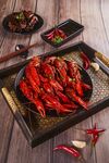 美味小龙虾摆放在木桌上