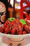 美味小龙虾摆放在盘中