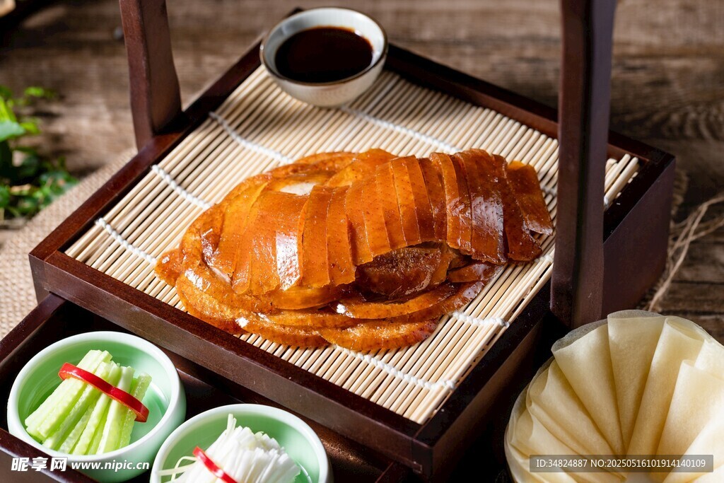 美味烤鸭摆于精致餐盘中