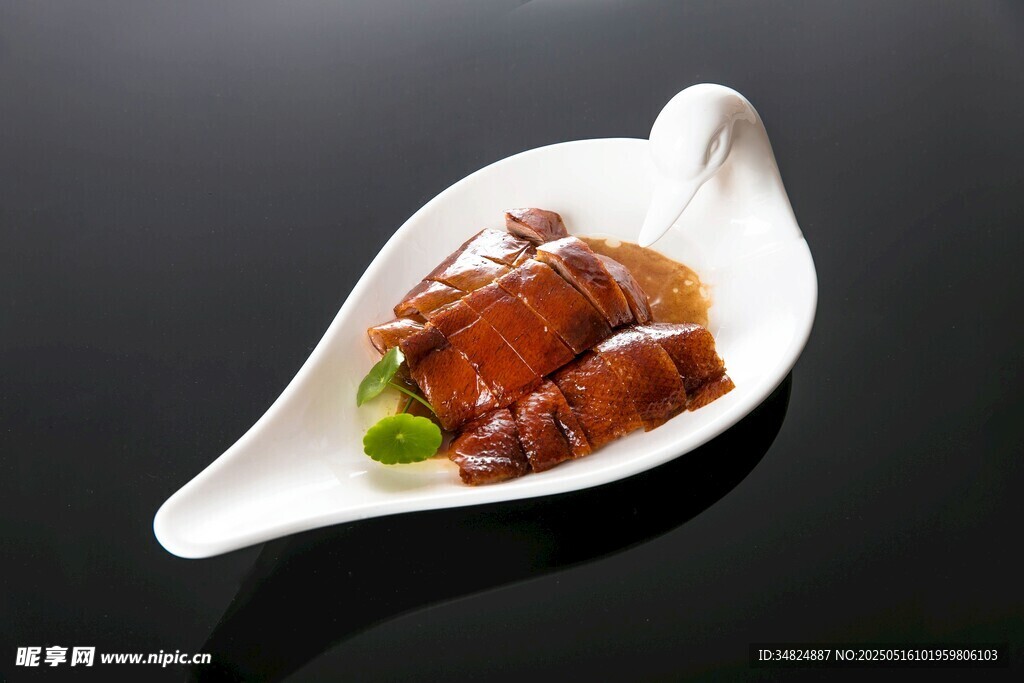 精致盘中美味烤鸭