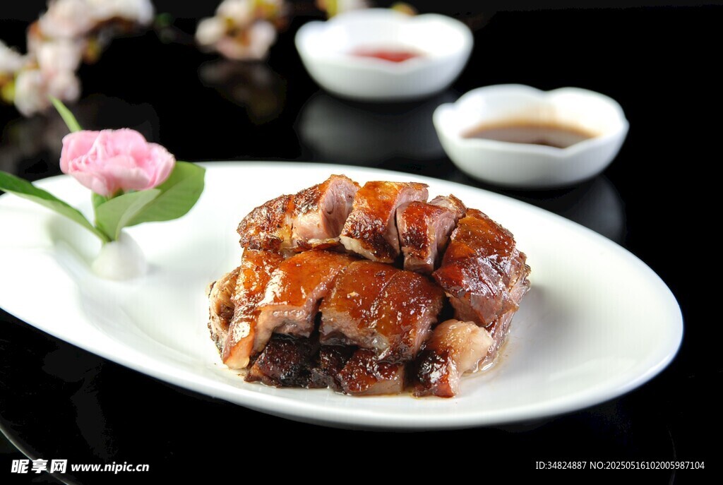 美味烤鸭摆盘精致诱人
