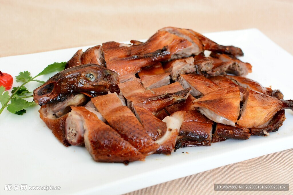 美味酱卤鸭肉摆盘精致