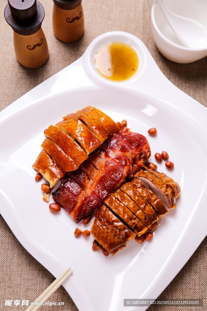 美味烤鸭摆盘精致诱人