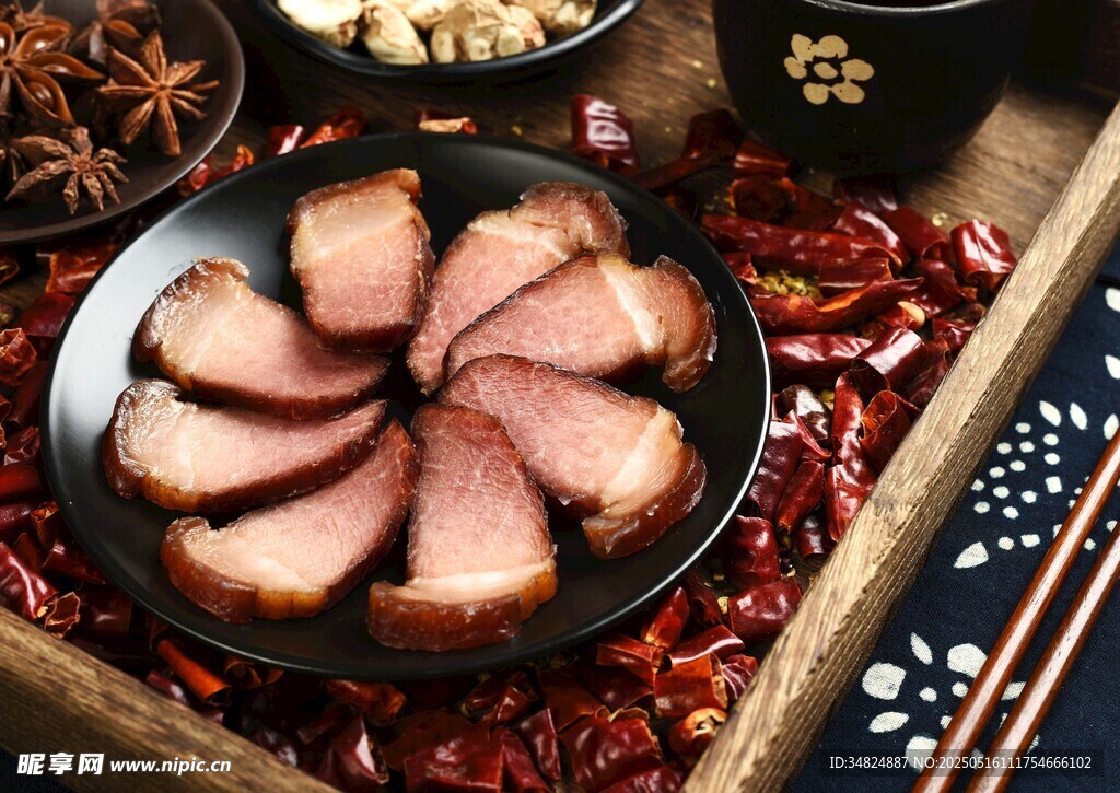 美味切片腊肉摆放在盘