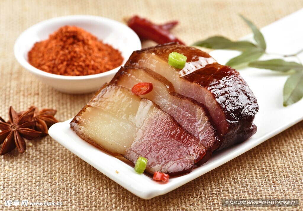 美味腊肉配香辣蘸料