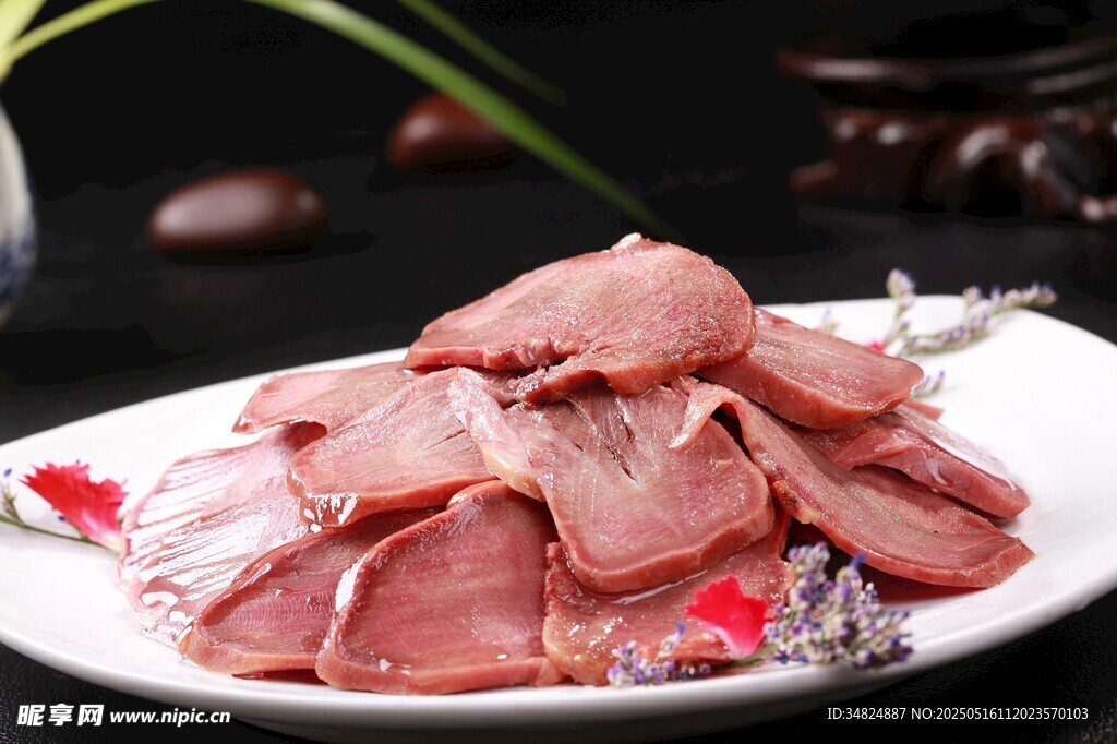 美味酱牛肉摆于盘中