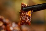 筷子夹起美味麻辣牛肉粒