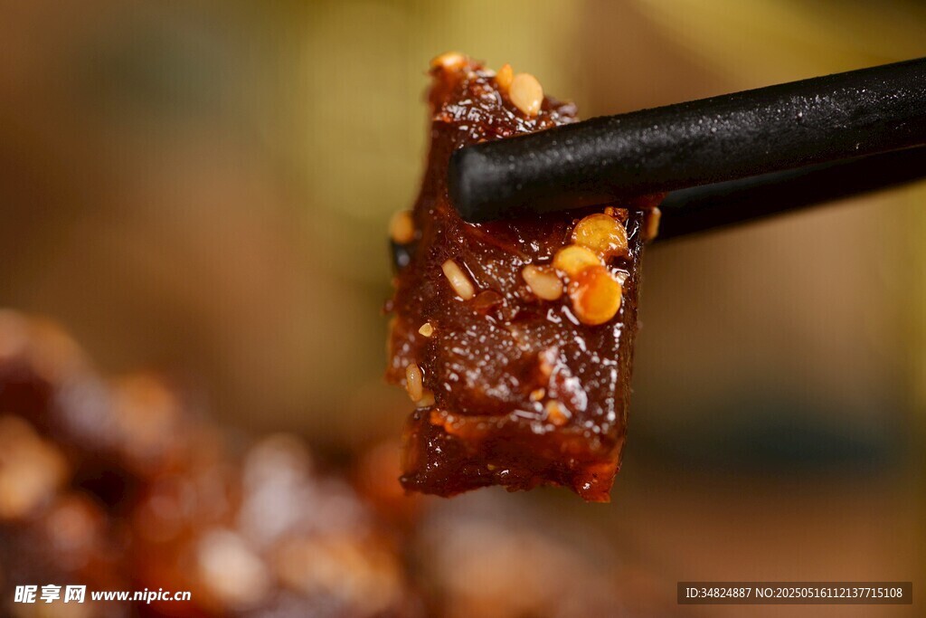 筷子夹起美味麻辣牛肉粒