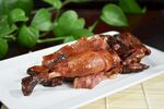 美味卤味鸭肉摆盘中