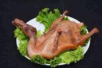 卤制乳鸽配生菜摆盘