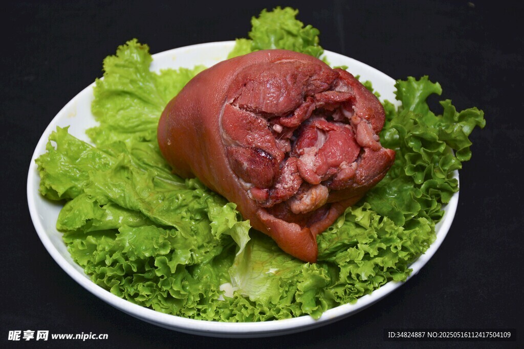 美味卤猪蹄配新鲜生菜