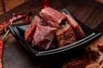 美味熟牛肉摆放在黑盘上