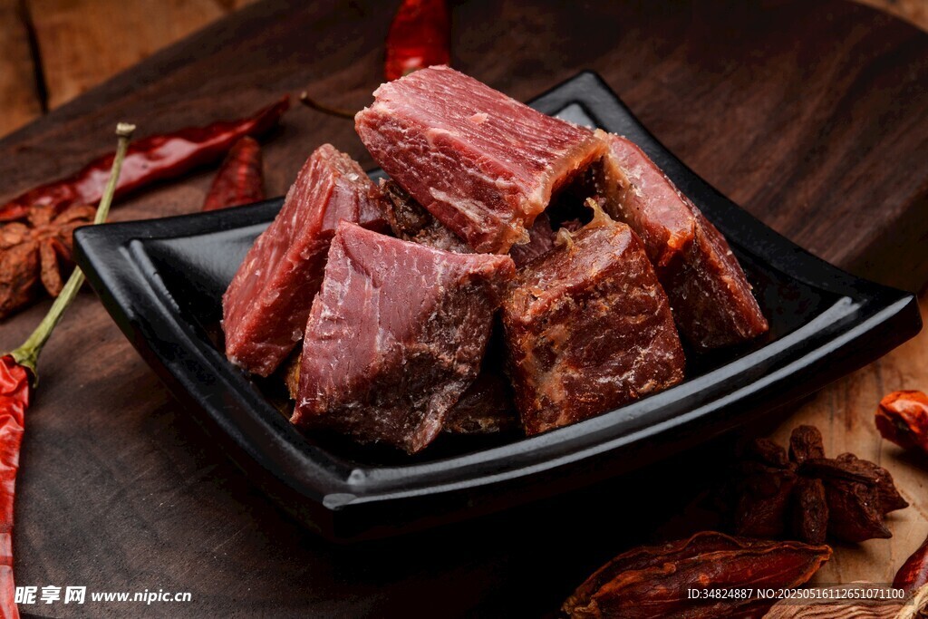 美味熟牛肉摆放在黑盘上