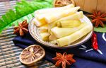 鲜嫩竹笋摆于盘间香料旁