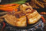 美味五花肉摆放在盘中