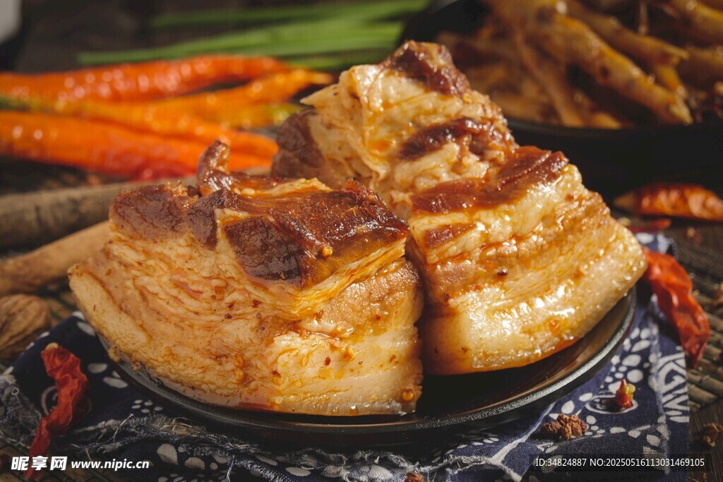 美味五花肉摆放在盘中